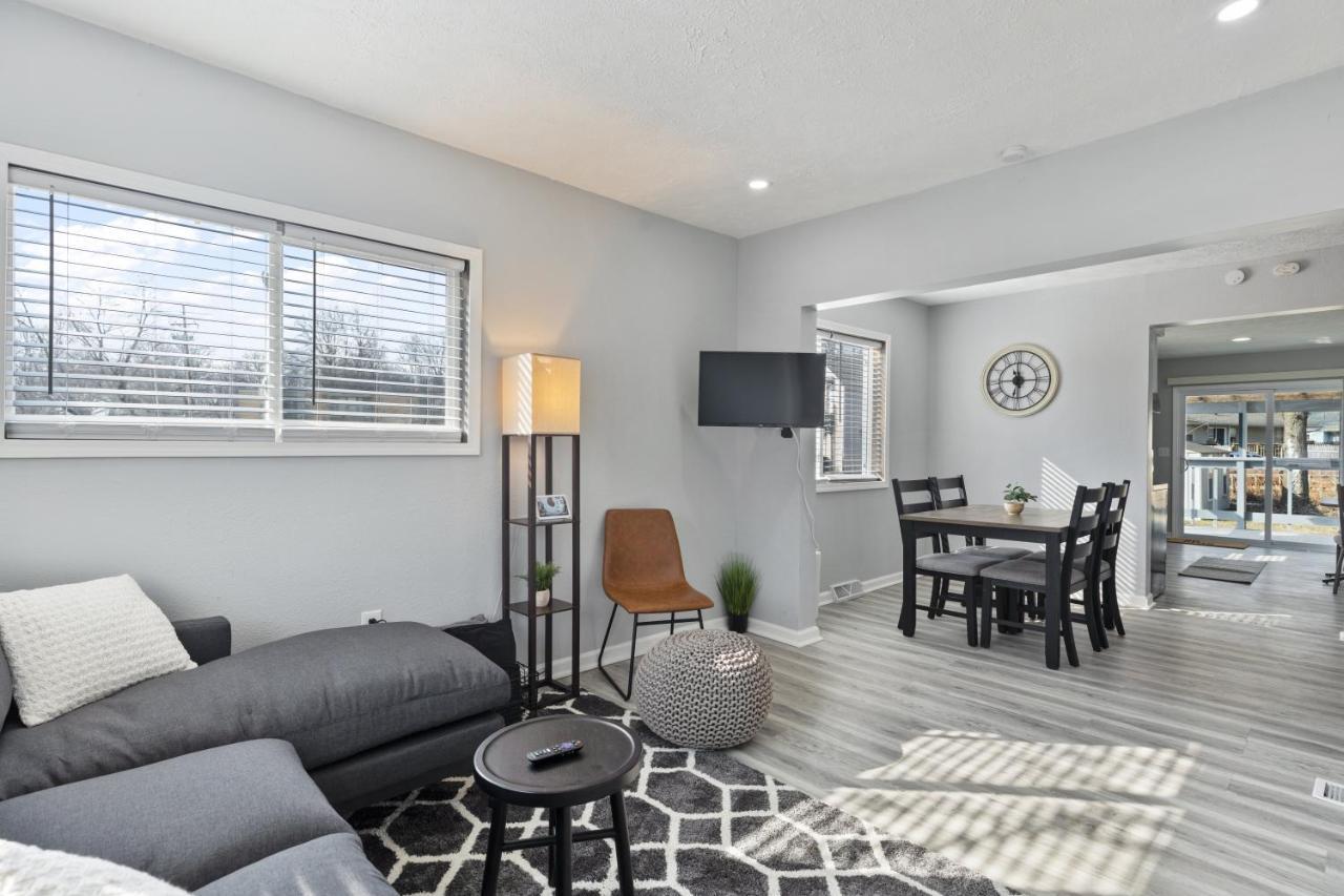 Entire Home Near Msu And Local Hospitals With Fast Wi-Fi & Dedicated Office Lansing Luaran gambar