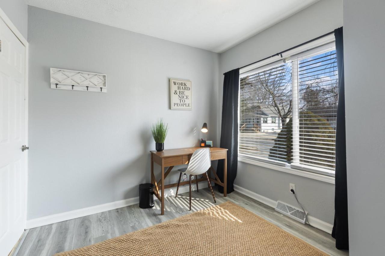 Entire Home Near Msu And Local Hospitals With Fast Wi-Fi & Dedicated Office Lansing Luaran gambar